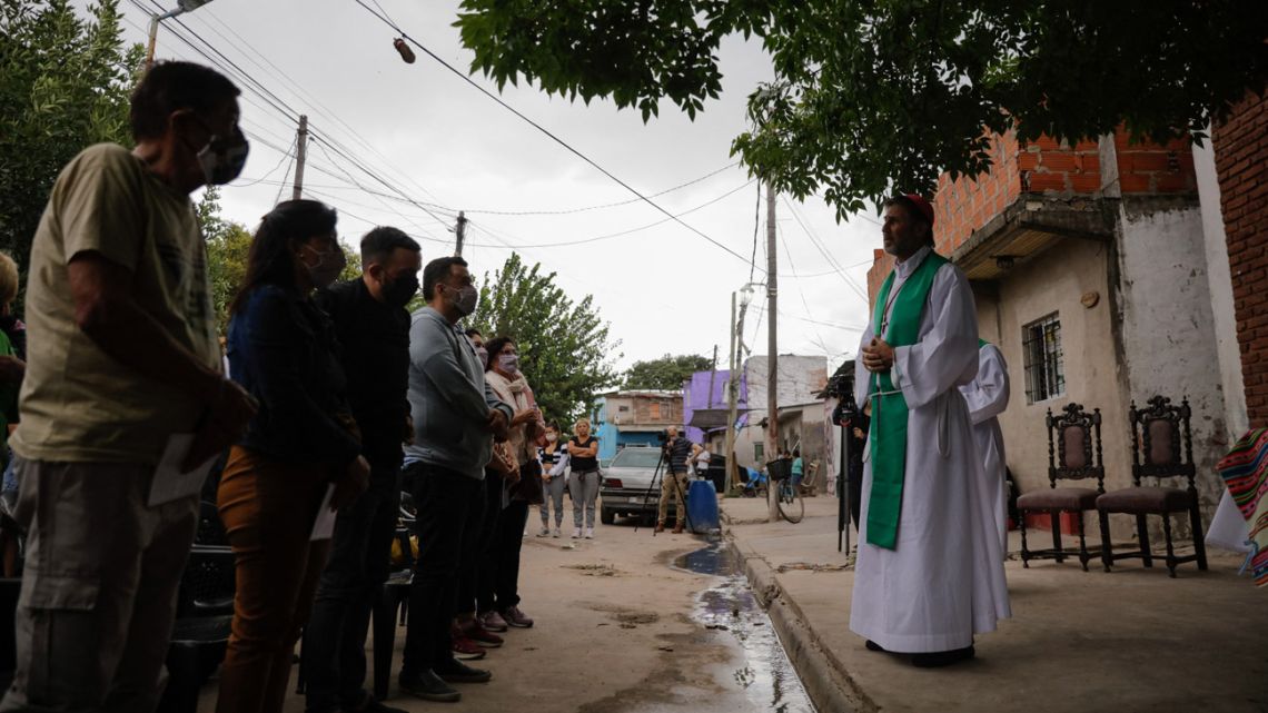 People take part in a mass to conmemorate the people who died after consuming contaminated cocaine at Puerta 8 shantytown, in 3 de Febrero, Buenos Aires Province, on February 5, 2022. 