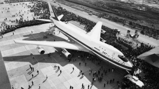 El 9 de febrero de 1969 hizo su primer vuelo comercial el Boeing 747
