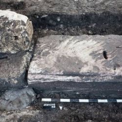 Los arqueólogos también descubrieron restos de puertas y entradas laterales completas con umbrales de arenisca muy bien conservados