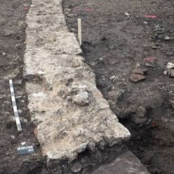 Los arqueólogos encontraron ruinas de un muro cubierto de yeso fino.