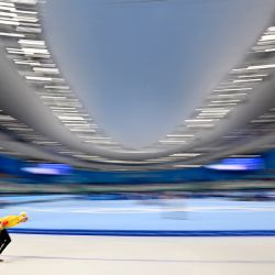 El belga Bart Swings compite en la prueba de 5.000 metros de patinaje de velocidad masculino durante los Juegos Olímpicos de Invierno de Pekín 2022. | Foto:Wang Zhao / AFP