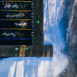 Esta vista aérea muestra a personas mientras participan en el Campeonato Sueco de Natación de Invierno, en Hellasgarden, Estocolmo, con temperaturas del agua no superiores a 1,9 Celsius. | Foto:JONATHAN NACKSTRAND / AFP