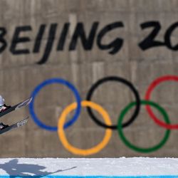 La austriaca Lara Wolf compite en la prueba de clasificación de esquí de estilo libre femenino en big air durante los Juegos Olímpicos de Invierno de Pekín 2022 en el Big Air Shougang en Pekín. | Foto:ANTONIN THUILLIER / AFP