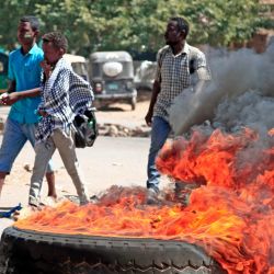 Manifestantes sudaneses antigolpistas queman neumáticos durante una manifestación en la que piden un gobierno civil y justicia para los manifestantes muertos desde el golpe de Estado del año pasado, en el barrio de al-Diyum de la capital, Jartum. | Foto:AFP