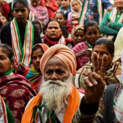 Simpatizantes del partido del Congreso de la India escuchan al presidente del partido, durante una campaña electoral para las próximas elecciones a la asamblea del estado de Punjab, en Amritsar. | Foto:NARINDER NANU / AFP