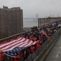 Trabajadores de la ciudad marchan sobre el puente de Brooklyn contra el mandato de la vacuna covid-19 en Nueva York. | Foto:ANGELA WEISS / AFP