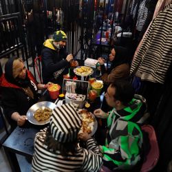 Unos iraníes cenan en el restaurante-prisión "Celda 16", en el este de Teherán. - Parte de los ingresos del negocio se destinan a liberar a quienes languidecen en las cárceles iraníes por deudas impagadas. | Foto:ATTA KENARE / AFP