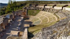 Toda la evidencia en conjunto habla de la interpretación como anfiteatro.