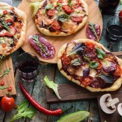 Algunas versiones señalan que el origen de la pizza se remonta al siglo X en la ciudad de Nápoles, Italia.