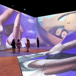 Los invitados ven la exposición "Imagine Picasso - The Immersive Exhibition" durante un preestreno para los medios de comunicación en Skylight at The Armory en San Francisco, California. | Foto:Justin Sullivan/Getty Images/AFP