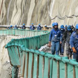 Los trabajadores salen de la obra durante un descanso en el sitio de la presa en construcción del proyecto de energía hidroeléctrica Suki Kinari en las montañas de Karakorum, Pakistán. | Foto:Farooq Naeem / AFP