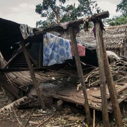 Célestine Barazafy junto a su casa destruida tras el paso del ciclón Batsirai. - El número de muertos por el ciclón tropical Batsirai ha aumentado a 92 en Madagascar, según las autoridades, mientras las organizaciones humanitarias intensifican los esfuerzos de ayuda con más de 110.000 personas que necesitan asistencia de emergencia. | Foto:RIJASOLO / AFP