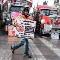 Cientos de camioneros y sus partidarios bloquean las calles del centro de Ottawa como parte de una caravana de manifestantes contra los mandatos del COVID-19 en Canadá. | Foto:Spencer Platt/Getty Images/AFP