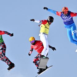 El austriaco Lukas Pachner, el italiano Tommaso Leoni, el francés Leo le Ble Jaques y el austriaco Jakob Dusek compiten en la final masculina de snowboard cross 1/8 durante los Juegos Olímpicos de Invierno de Pekín 2022. | Foto:MARCO BERTORELLO / AFP