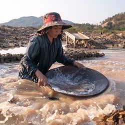 Imagen de una aldeana buscando oro a lo largo del río Mekong durante su estación seca, en el distrito de Sangthong, a más de 60 kilómetros al noroeste de Vientián, la capital de Laos. | Foto:Xinhua/Kaikeo Saiyasane