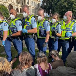 La policía bloquea el paso de los manifestantes en los alrededores del edificio del Parlamento en Wellington, en el tercer día de manifestaciones contra las restricciones de Covid-19, inspiradas en una manifestación similar en Canadá. | Foto:MARTY MELVILLE / AFP