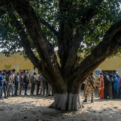 Los votantes hacen cola para emitir su voto en un colegio electoral en Meerut, durante la primera fase de las elecciones a la asamblea del estado de Uttar Pradesh en la India. | Foto:PRAKASH SINGH / AFP