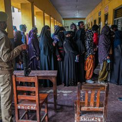 Los votantes hacen cola para emitir su voto en un colegio electoral en Muradnagar, durante la primera fase de las elecciones a la asamblea del estado de Uttar Pradesh. | Foto:PRAKASH SINGH / AFP