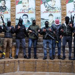 Miembros armados de las Brigadas de los Mártires de Aqsa recitan una oración antes de leer un comunicado de prensa en la ciudad palestina de Nablus, en la Cisjordania ocupada. | Foto:JAAFAR ASHTIYEH / AFP