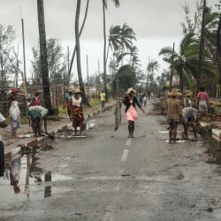 Personas limpian tras el paso del ciclón Batsirai, en el distrito de Tanambao en Mananjary. - El número de víctimas mortales del ciclón tropical Batsirai ha aumentado a 92 en Madagascar, según las autoridades, mientras las organizaciones humanitarias intensifican los esfuerzos de ayuda con más de 110.000 personas que necesitan asistencia de emergencia. | Foto:RIJASOLO / AFP)