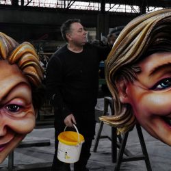 Un hombre trabaja en las figuras gigantes de las candidatas presidenciales Valerie Pecresse y Marine Le Pen como parte de la preparación de las carrozas para el próximo Carnaval de Niza 2022, en la ciudad francesa de Niza. | Foto:VALERY HACHE / AFP