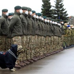 Una marioneta de bulldog se ve junto a soldados británicos durante una ceremonia del grupo de combate eFP de la OTAN para conmemorar el 5º aniversario de la presencia reforzada de la OTAN en la parte oriental de la Alianza en Rukla, Lituania. | Foto:PETRAS MALUKAS / AFP