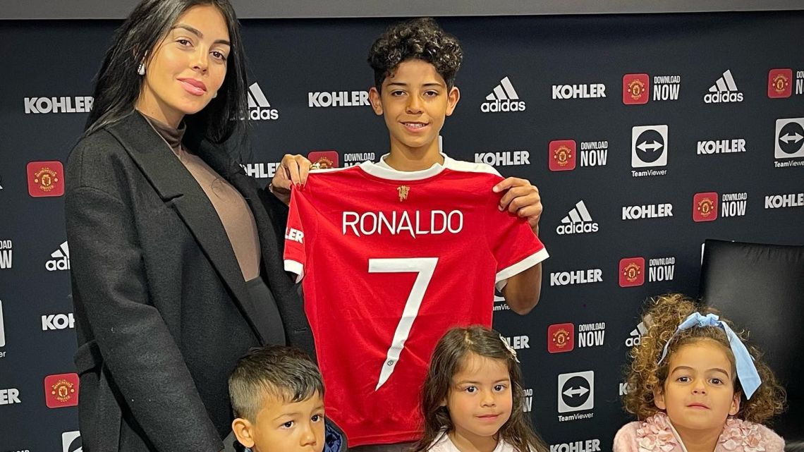 Manchester United presentó a Cristiano Jr, el hijo mayor de Cristiano