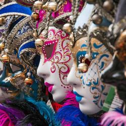 Tanto las plumas como el resto de los objetos naturales fueron utilizados para fabricar los disfraces y las máscaras debido a la creencia de que aportaban fuerza espiritual al portador