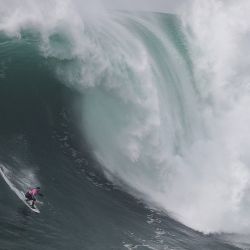 El surfista francés Eric Rebiere monta una ola durante el Tudor Nazare Tow Surfing Challenge en Praia do Norte en Nazare. | Foto:CARLOS COSTA / AFP