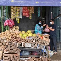 La gente comercia en un mercado tradicional de Yakarta, Indonesia. | Foto:ADEK BERRY / AFP