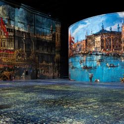 Un visitante asiste al preestreno de la exposición digital titulada "Venecia, La Serenissimaa" en el "Bassin des Lumieres", el mayor centro de arte digital del mundo situado en una antigua base de submarinos alemana de la Segunda Guerra Mundial en Burdeos. | Foto:PHILIPPE LOPEZ / AFP