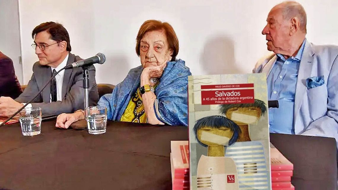 Maud Daverio de Cox, pictured at the launch of her latest book, flanked by Perfil’s Jorge Fontevecchia and her husband, ex-Buenos Aires Herald editor Robert Cox.