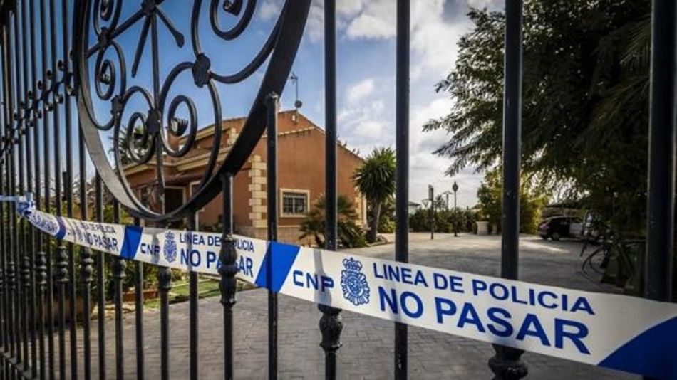La casa de las afueras de Elche, en que un menor de 15 años asesinó a su familia en España.