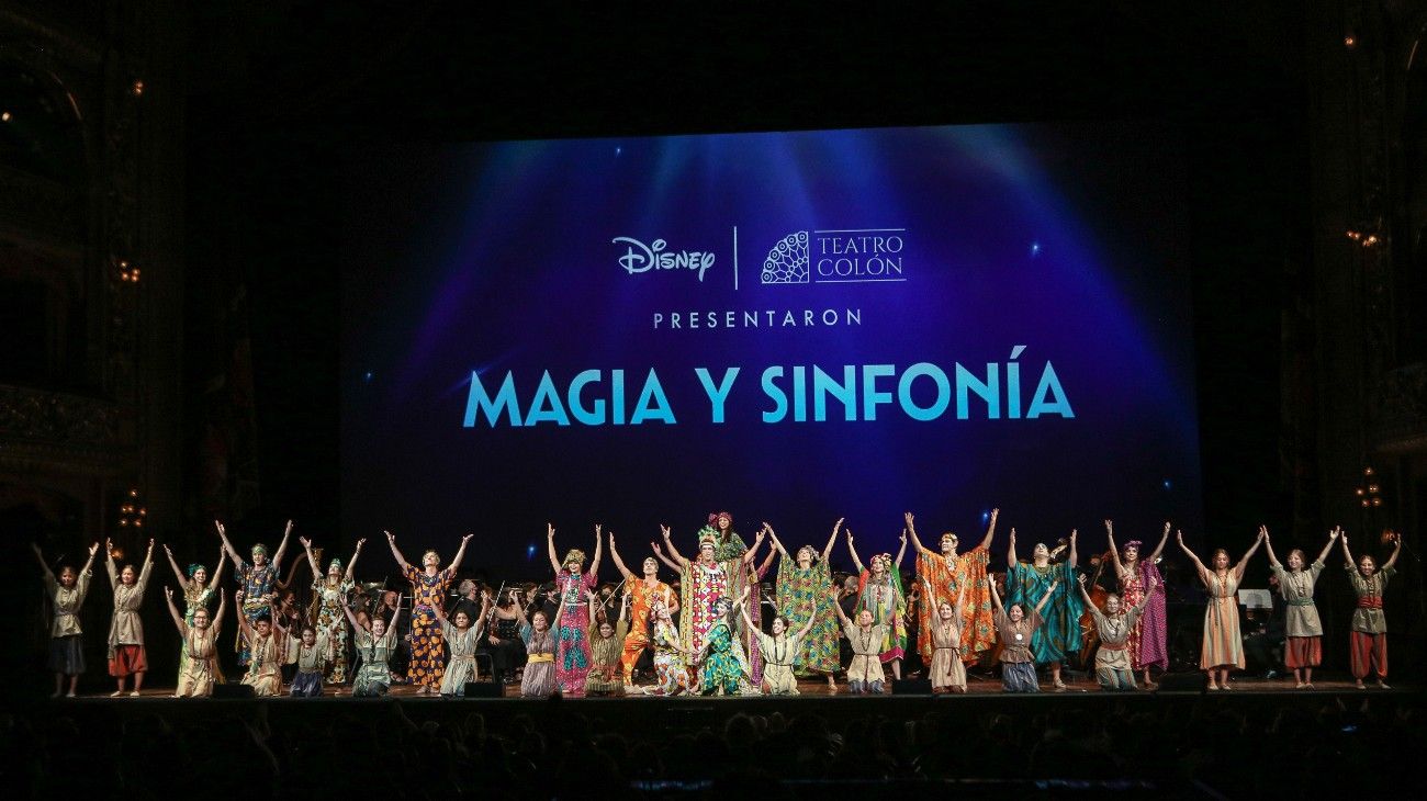 Magia y sinfonía es el espectáculo conjunto entre Disney y el Teatro Colón que lleva a familias entusiasmadas a su recinto.