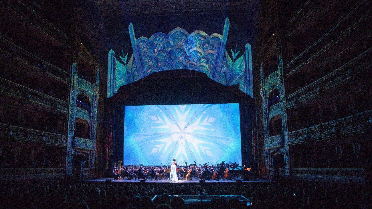 Magia y sinfonía es el espectáculo conjunto entre Disney y el Teatro Colón que lleva a familias entusiasmadas a su recinto.