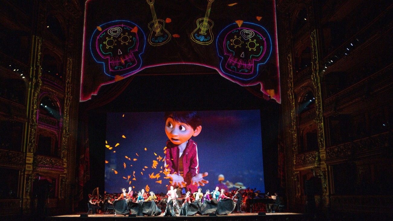 Magia y sinfonía es el espectáculo conjunto entre Disney y el Teatro Colón que lleva a familias entusiasmadas a su recinto.