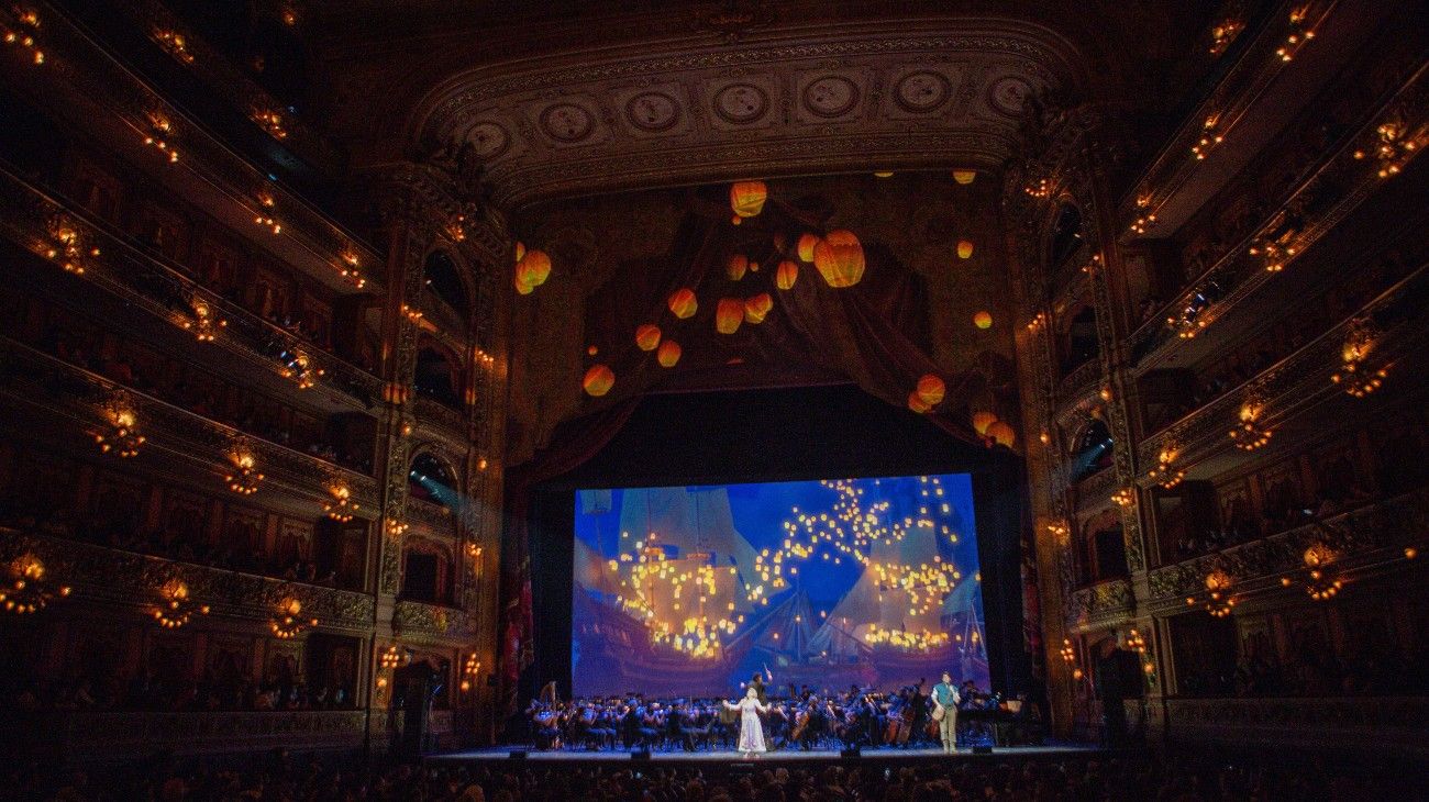 Magia y sinfonía es el espectáculo conjunto entre Disney y el Teatro Colón que lleva a familias entusiasmadas a su recinto.