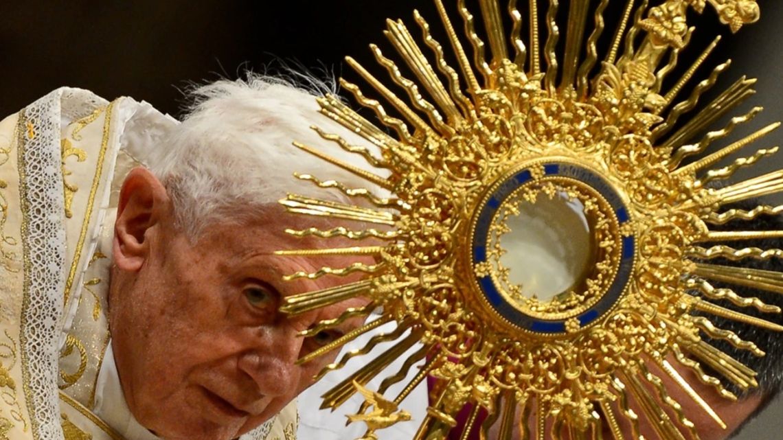 Muore Benedetto XVI: 4 scandali papali culminati nelle sue storiche dimissioni