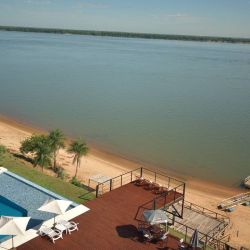 El hotel se encuentra a metros de la Ruta Nacional 12, en una zona de gran y tupida forestación y con playa de arena a la vera del rio Paraná.