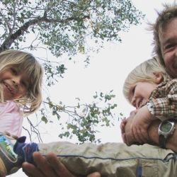 Junto a su padre, Steve Irwin, el cazador de cocodrilos más famoso del mundo que murió por la picadura de una mantarraya..