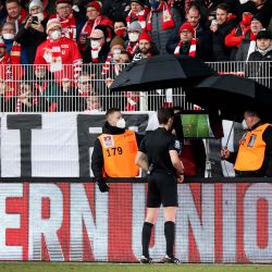 El árbitro alemán Matthias Joellenbeck comprueba el monitor del VAR (árbitro asistente de vídeo) antes de anular el gol del centrocampista alemán del Unión Berlín Kevin Moehwald durante el partido de fútbol de la primera división alemana 1 FC Unión Berlín contra el BVB Borussia Dortmund en Berlín. | Foto:Ronny Hartmann / AFP