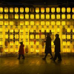 Imagen de personas disfrutando de las instalaciones de luces para celebrar el próximo Festival de Linternas en el punto escénico del Pabellón de Tengwang, en Nanchang, en el este de China. | Foto:Xinhua/Wan Xiang