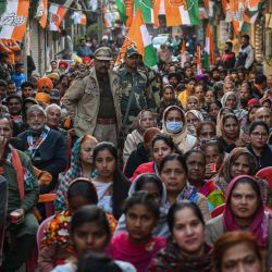 Simpatizantes del partido del Congreso de la India escuchan mientras el candidato del partido Navjot Singh Sidhu se dirige a los asistentes durante una campaña electoral para las próximas elecciones a la asamblea del estado de Punjab, en Amritsar, India. | Foto:NARINDER NANU / AFP