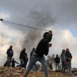 Manifestantes palestinos se reúnen durante los enfrentamientos con las fuerzas de seguridad israelíes tras una manifestación contra los asentamientos en el pueblo de Beita, en la Cisjordania ocupada. | Foto:JAAFAR ASHTIYEH / AFP