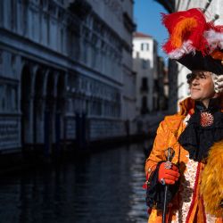 Personas enmascarados con trajes tradicionales de carnaval posan en la Plaza de San Marcos durante el Carnaval de Venecia. | Foto:Tiziana Fabi / AFP