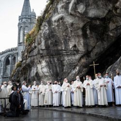 Sacerdotes asisten a la reapertura de la gruta de Massabielle en el Santuario de Nuestra Señora de Lourdes en Lourdes, suroeste de Francia. - La Grotte de Massabielle en el Santuario de Nuestra Señora de Lourdes ha estado cerrada desde el 16 de marzo de 2020 después del primer cierre de Francia en medio de la crisis de Covid-19. | Foto:LIONEL BONAVENTURE / AFP