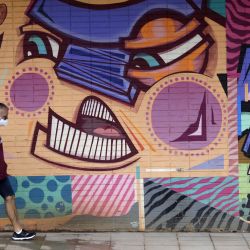 Un hombre camina frente a un grafiti, en Brasilia, Brasil. | Foto:Xinhua/Lucio Tavora