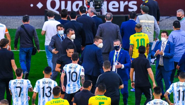 Brasil y Argentina no pudieron jugar el clásico sudamericano por la suspensión de las autoridades sanitarias brasileñas.