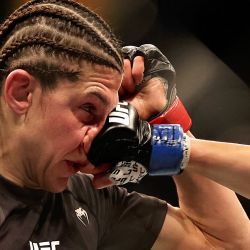 La escocesa Casey O'Neill golpea a Roxanne Modafferi en su combate de peso mosca femenino durante el UFC 271 en el Toyota Center en Houston, Texas. | Foto:Carmen Mandato/Getty Images/AFP