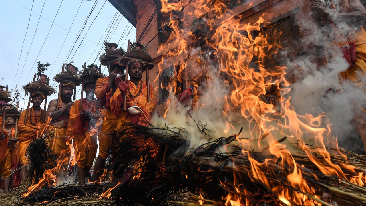 Devotos hindúes participan en una procesión religiosa durante el festival Madhav Narayan, que dura un mes, en Bhaktapur, en las afueras de Katmandú, Nepal. | Foto:PRAKASH MATHEMA / AFP